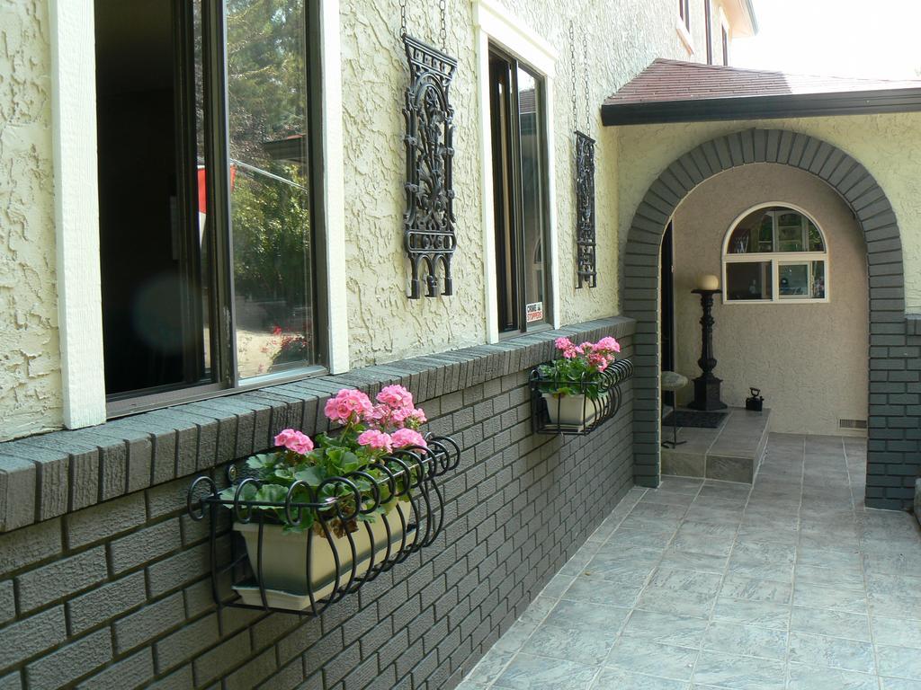 A Touch Of English B&B Kelowna Ngoại thất bức ảnh