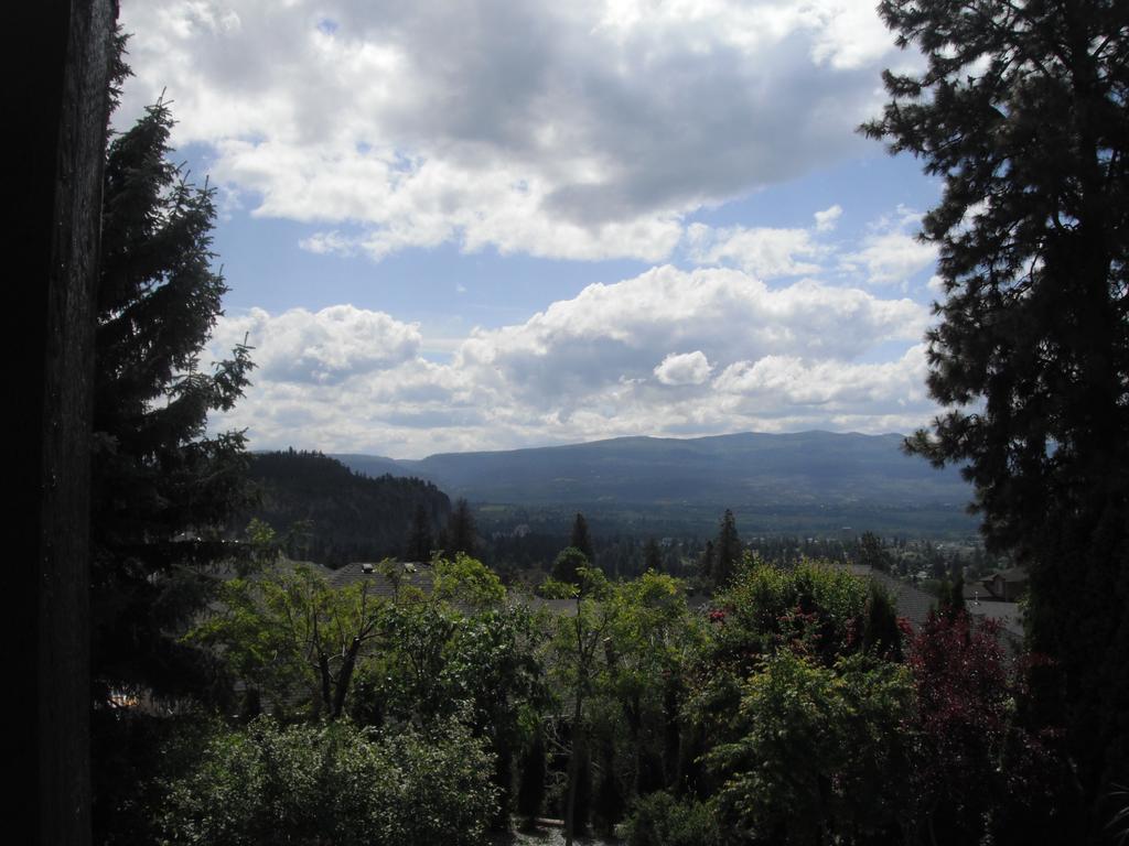 A Touch Of English B&B Kelowna Ngoại thất bức ảnh