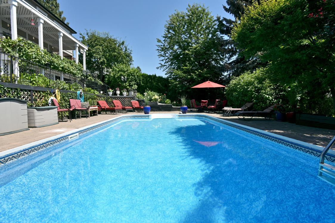 A Touch Of English B&B Kelowna Ngoại thất bức ảnh